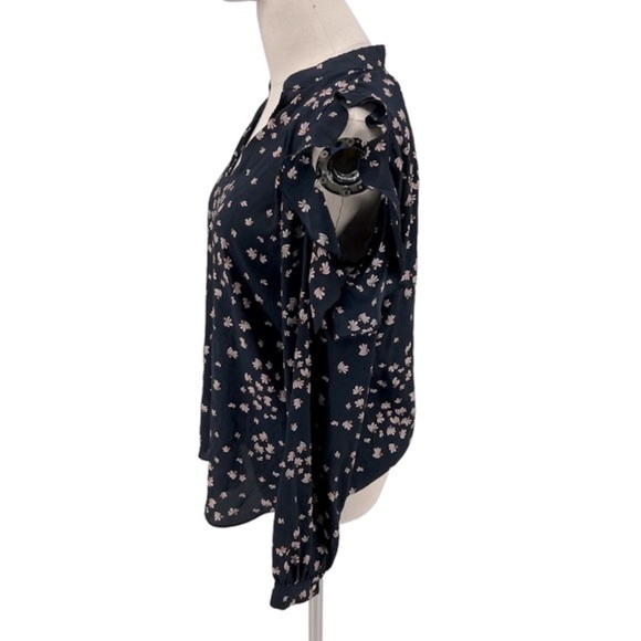 Ann Taylor Navy Cream Floral V Neck Cold Shoulder Ruffled Blouse Size XS Women’s - Picture 3 of 7